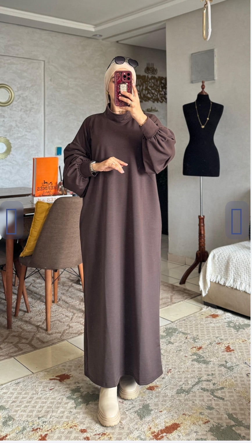 عباية شتوية أنيقة وواسعة بلمسة عصرية – مريحة، راقية وتناسب جميع الإطلالات